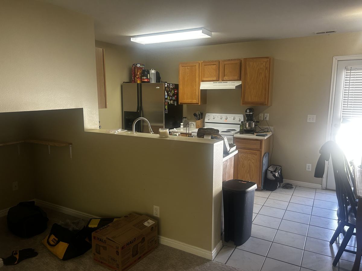 Original kitchen: breakfast bar